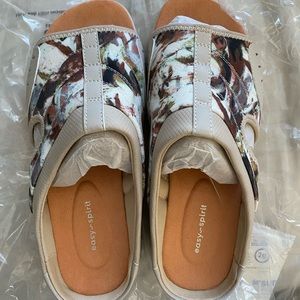 Easy Spirit Traciee Slip On Sandals (BRAND NEW IN PACKAGING)